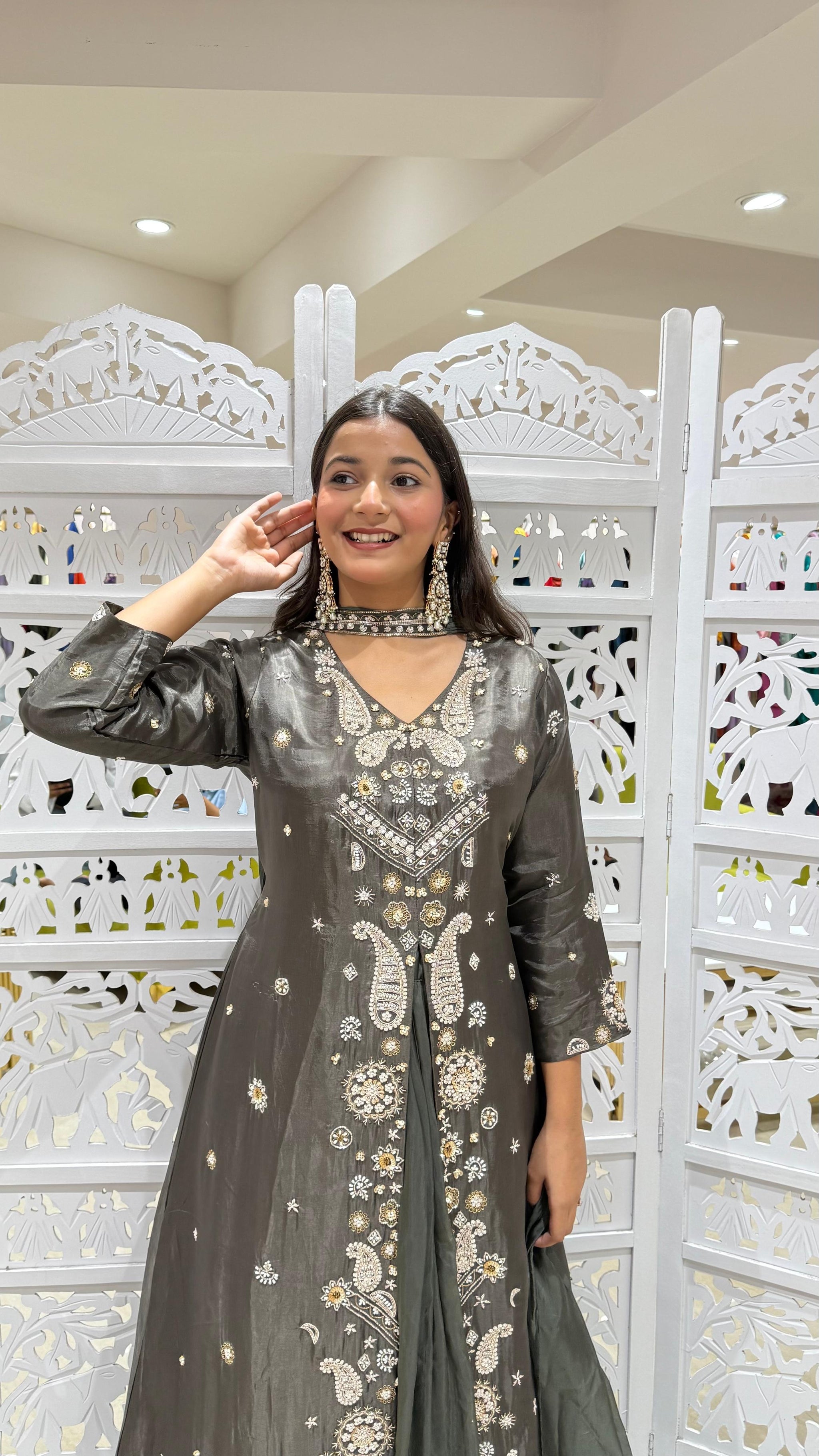 Lehenga jardoshi kathdaana Sequence motiwork